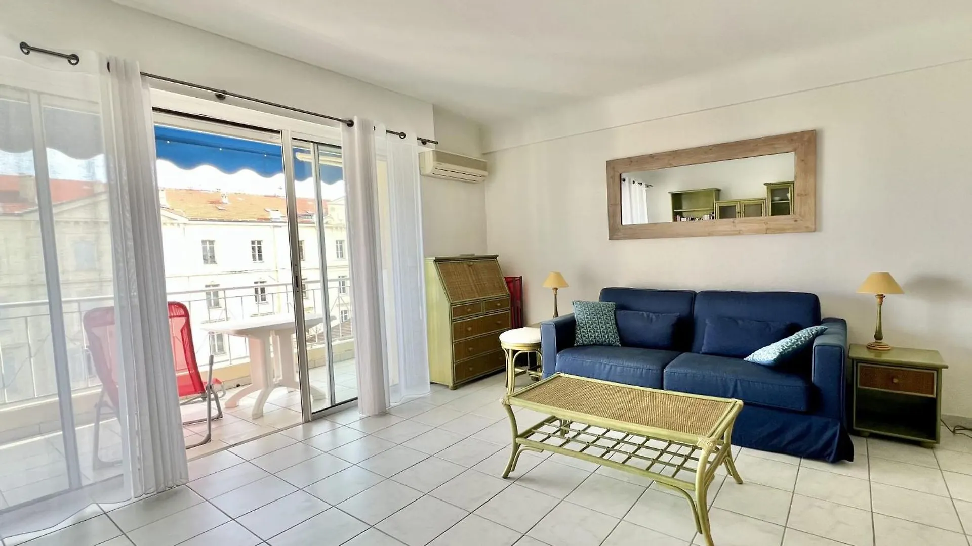Bright Studio With Terrace And Sea View Cannes France